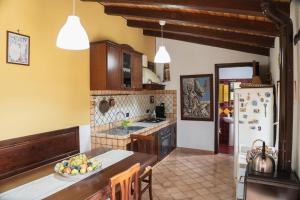 eine Küche mit einem Tisch und einer Obstschale darauf in der Unterkunft Relax Sicily House in Savoca 