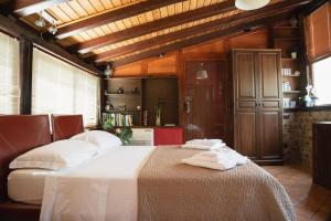 ein Schlafzimmer mit einem Bett mit Handtüchern darauf in der Unterkunft Relax Sicily House in Savoca 