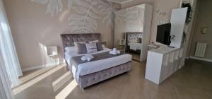 1 dormitorio con 1 cama y TV en Kisses From Livorno Open space a pochi passi dal Lungomare en Livorno