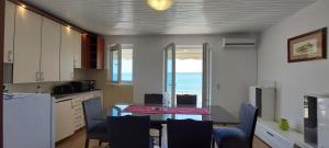 Kuchyň nebo kuchyňský kout v ubytování Apartman Figaro pogled od milijun Dolara, 2 tuša, 2 WC