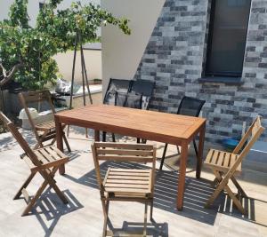 a wooden table and two chairs and a table and chairs at Chambre d'hôte in Grabels