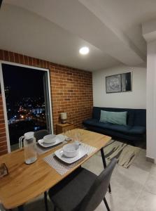 ein Wohnzimmer mit einem Tisch und einem Sofa in der Unterkunft Luxury Apartment, 1110 Z.4 in Guatemala