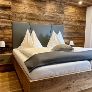 ヴェンスにあるHaus Weber Brigitteの木製の壁のベッドルーム1室(ベッド1台付)