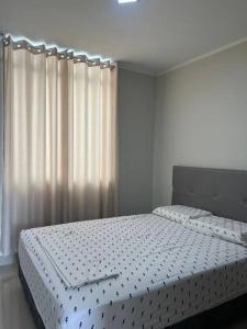 a bedroom with a white bed with a window at Casa Apartament Paseo Del Mar in Chimbote