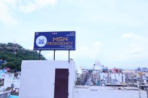 斯里卡拉哈斯蒂的住宿－MSN Residency，城市建筑顶部的标志