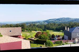 uma vista aérea de uma casa e de um campo em casita acogedora con terraza y barbacoa 