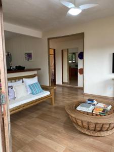 ein Wohnzimmer mit einem Bett und einem Tisch in der Unterkunft Casa Nice Trancoso in Trancoso
