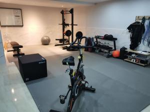 una habitación con un gimnasio con una bicicleta y pesas en Chambre d'hôte, en Grabels