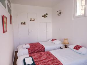2 łóżka w pokoju z białymi ścianami w obiekcie 3 private rooms shared flat in a villa at Sceaux 600m RER B direct to Notre-Dame w mieście Sceaux