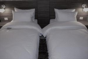 dos camas sentadas una al lado de la otra en una habitación en Petra Gardens en Wadi Musa