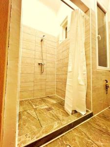 eine Dusche mit Glastür im Bad in der Unterkunft Central Studio Flat in Budapest
