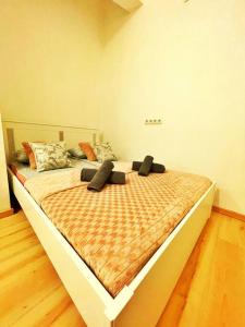 ein großes Bett in einem Zimmer mit in der Unterkunft Central Studio Flat in Budapest