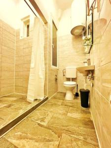 ein Bad mit einem WC und einem Waschbecken in der Unterkunft Central Studio Flat in Budapest