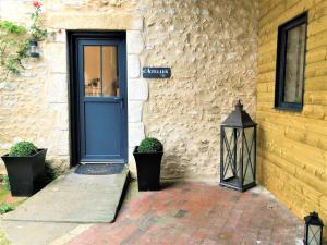 ein Gebäude mit einer blauen Tür und einem Straßenschild in der Unterkunft Caporizon-L'Atelier-Aux portes du chateau de Chambord in Saint-Claude-de-Diray