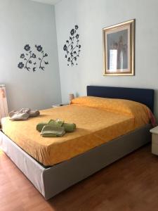 sypialnia z łóżkiem z dwoma torbami w obiekcie MomòHouse - 4 ospiti 2 camere WiFi A/C w Rzymie