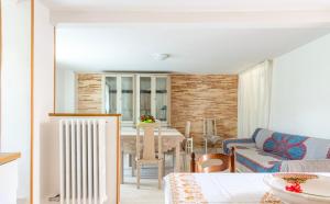 uma sala de estar com um sofá e uma mesa em Casa Stanzian em Gessopalena