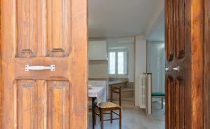 una puerta abierta a una cocina con mesa en Casa Stanzian, en Gessopalena