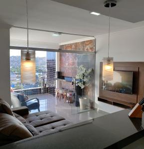 sala de estar con sofá y sala de estar con chimenea en TH Flats GV Shopping 403, en Governador Valadares