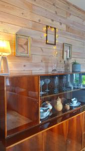 a wooden wall with a counter with plates and glasses at Apartament Berg in Szczawno-Zdrój