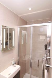a bathroom with a shower and a sink at Suffolk Cosy Corner with free parking, 10min walking to town centre in Bury Saint Edmunds +19 photos