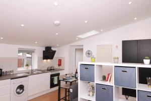 a large kitchen with a washer and dryer in it at Suffolk Cosy Corner with free parking, 10min walking to town centre in Bury Saint Edmunds