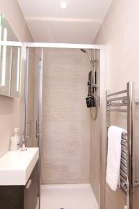 a bathroom with a shower and a sink at Suffolk Cosy Corner with free parking, 10min walking to town centre in Bury Saint Edmunds