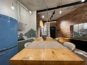 Kuchyň nebo kuchyňský kout v ubytování City Center Flamingo Suite