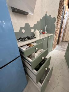 uma cozinha com fogão e algumas gavetas em City Center Flamingo Suite em Tbilisi
