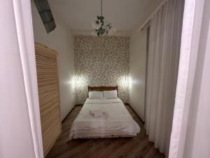 Postel nebo postele na pokoji v ubytování City Center Flamingo Suite + 6 fotografií