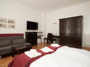 A bed or beds in a room at La Scala Apartments