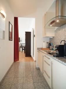 A kitchen or kitchenette at La Scala Apartments