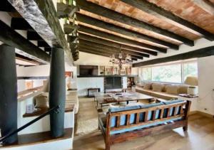 a living room with a couch and a table at Casa de Campo, para crear momentos inolvidables! Avandaro, Valle de Bravo in Valle de Bravo