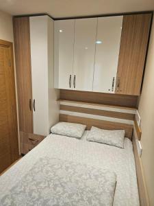 Ένα ή περισσότερα κρεβάτια σε δωμάτιο στο Apartman Andjela Zlatibor