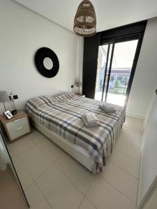 1 dormitorio con cama y ventana grande en Casa Pinto, en Villacosta