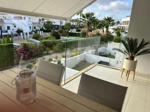 a table and chairs on a balcony with a view at Casa Pinto in Villacosta