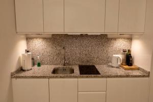 A kitchen or kitchenette at La Scala Apartments