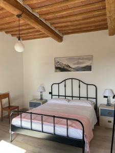 - une chambre avec un lit et un plafond en bois dans l'établissement IL GINEPRO, à San Miniato