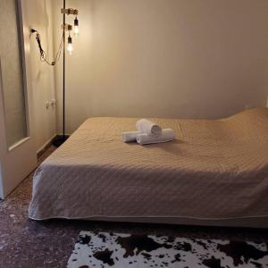 ein Bett mit zwei Handtüchern darüber in der Unterkunft Peace'nQuiet - 200m Nikaia Metro - Detached House with Terrace in Piräus