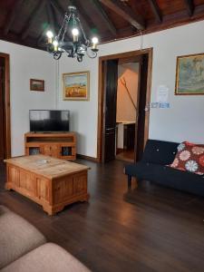 Telewizja i/lub zestaw kina domowego w obiekcie Canarian House with views and pool