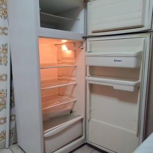 einem leeren Kühlschrank mit offener Tür in der Küche in der Unterkunft Peace'nQuiet - 200m Nikaia Metro - Detached House with Terrace in Piräus