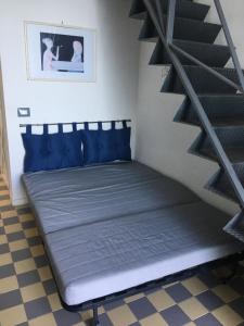 シラクーサにあるCasa Alfeoの青い枕が備わるドミトリールームのベッド1台分です。