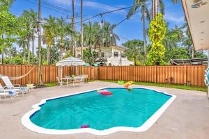 una piscina en un patio trasero con una valla en Tropical Oasis with pool 10 mins airport & 5 mins Beach en Hollywood