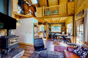 Et opholdsområde på Cozy Bear Cabin