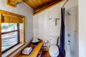 Et badeværelse på Cozy Bear Cabin + 39 billeder