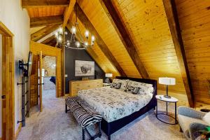 En eller flere senge i et værelse på Cozy Bear Cabin