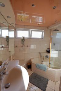 Bilik mandi di Tolle Wohnung mit Panoramablick +35 gambar