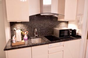 A kitchen or kitchenette at La Scala Apartments