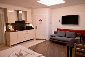 A kitchen or kitchenette at La Scala Apartments