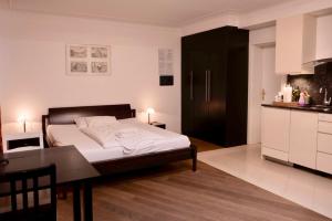 A bed or beds in a room at La Scala Apartments