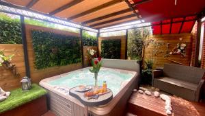 une grande baignoire dans une arrière-cour avec un jardin dans l'établissement Un petit coin de Paradis, à Toulouse